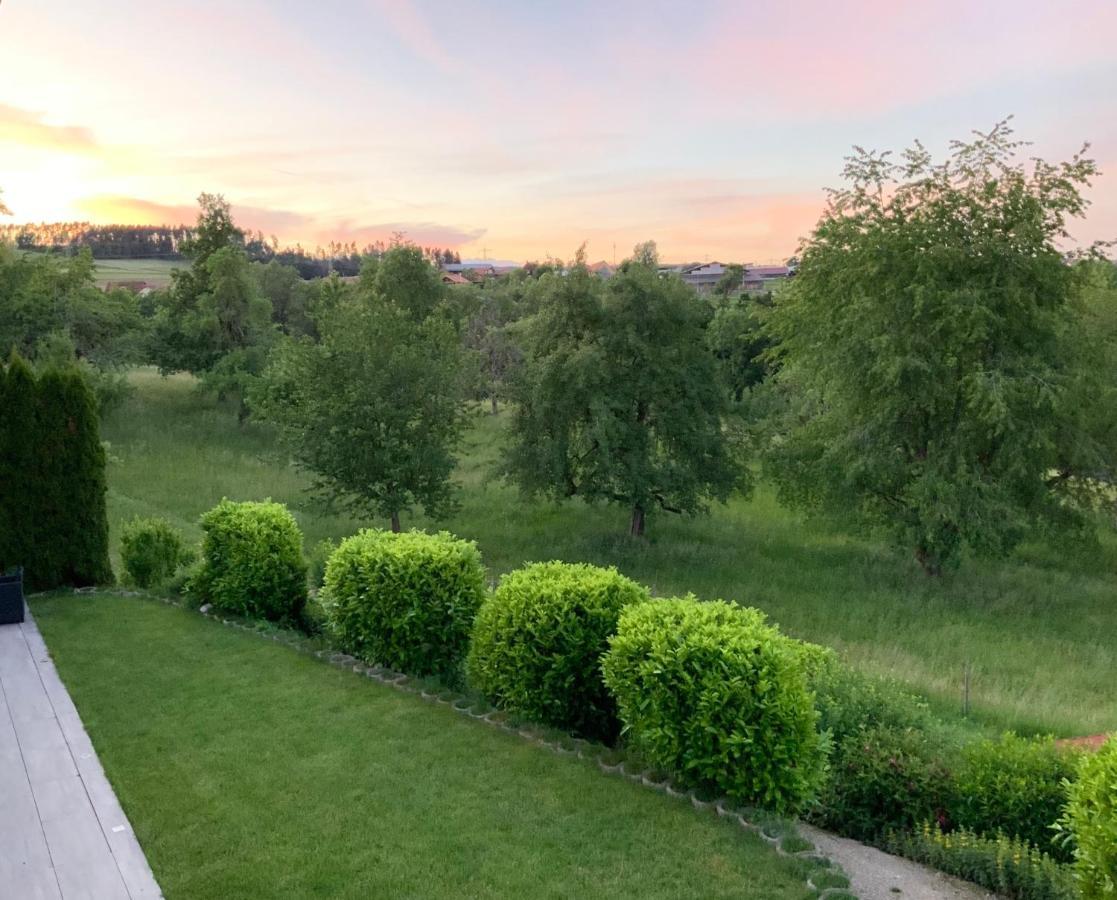Im Grünen - Ferienwohnung mit privatem Garten, Terrasse, Spielplatz&schöner Aussicht Weilheim Exterior foto